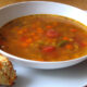 Minestrone con tonno al sesamo