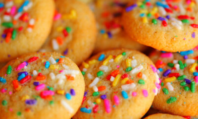 La ricetta dei biscotti di Carnevale decorati con zucchero colorato