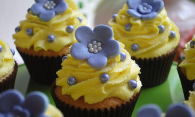 Cupcakes con fiori in pasta di zucchero, la ricetta semplice