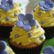 Cupcakes con fiori in pasta di zucchero, la ricetta semplice