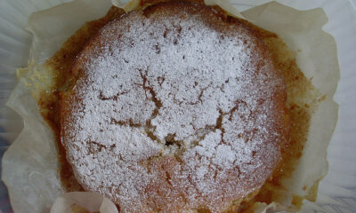 La torta al limone, mandorle e cioccolato bianco per il dessert di fine pasto