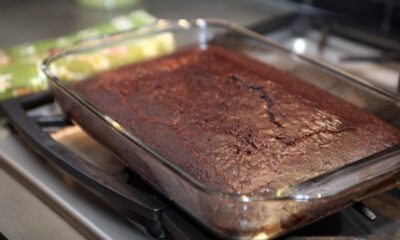 La torta con farina di mandorle e cioccolato senza uova, ideale per gli intolleranti