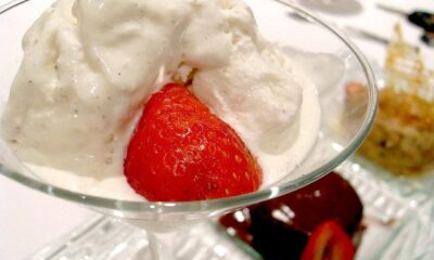 Le fragole con gelato alla panna, la ricetta del dolce di fine pasto