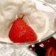 Le fragole con gelato alla panna, la ricetta del dolce di fine pasto