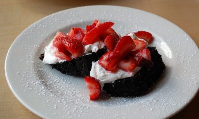 Le fragole con panna e cioccolato per un dessert veloce da preparare