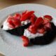 Le fragole con panna e cioccolato per un dessert veloce da preparare