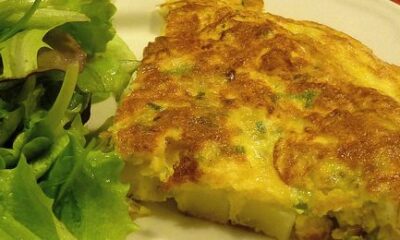 La frittata di porri e patate al forno per un secondo sfizioso