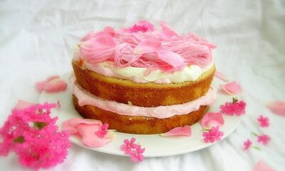 Torta decorata con rose vere, ecco come si prepara