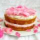 Torta decorata con rose vere, ecco come si prepara