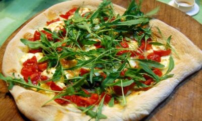 ricetta della pizza con rucola e stracchino