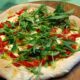 ricetta della pizza con rucola e stracchino