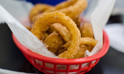 La ricetta delle cipolle fritte in tempura per l'antipasto sfizioso