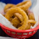 La ricetta delle cipolle fritte in tempura per l'antipasto sfizioso