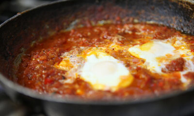 I pomodori con le uova con la ricetta per un secondo piatto gustoso