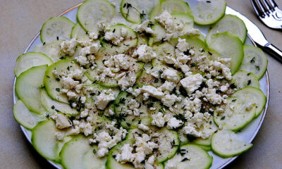 Le zucchine con menta e feta nel contorno estivo facile e veloce