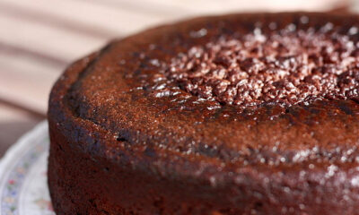 La torta alle prugne secche e cioccolato con la ricetta veloce