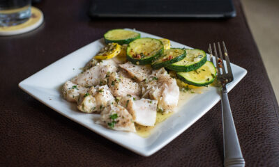 Il nasello con le zucchine al forno per un secondo piatto completo