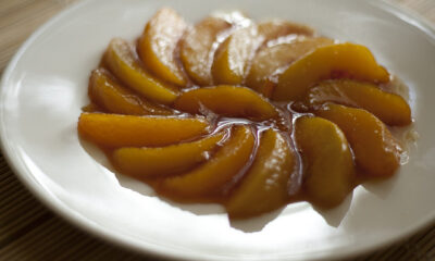 Le pesche alla cannella per il dessert di fine pasto