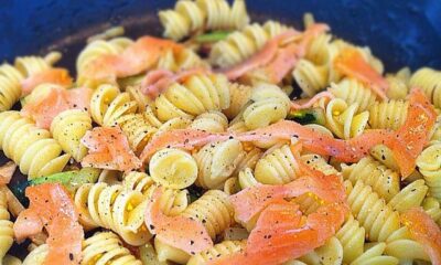 La pasta con sedano e salmone per un primo gustoso