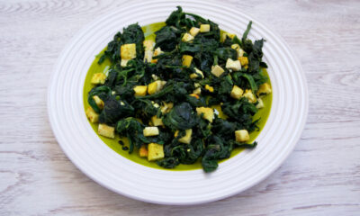 Tofu e spinaci saltati in padella per un secondo vegetariano