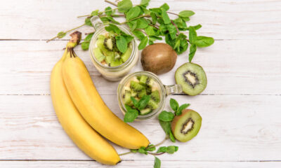 Il frullato di banana e kiwi senza latte per una merenda sana