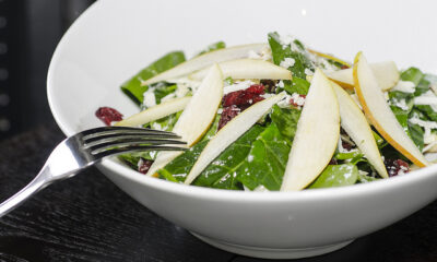 L'insalata di spinaci crudi e pere con la ricetta leggera