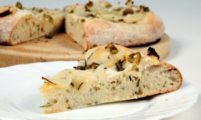 focaccia con cipolle e olive nere