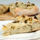 focaccia con cipolle e olive nere