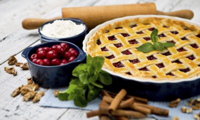 Crostata con crema pasticcera e ciliegie