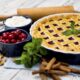 Crostata con crema pasticcera e ciliegie