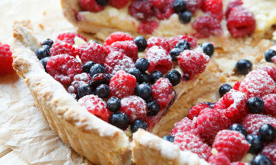 La torta ai frutti di bosco e crema chantilly per il dolce di fine pasto