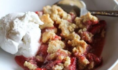 Il crumble di fragole e mele perfetto per la merenda