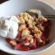 Il crumble di fragole e mele perfetto per la merenda