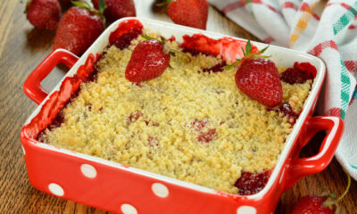 Il crumble di fragole e crema per il dessert di fine pasto