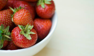 La torta di ricotta e fragole con la ricetta light