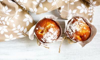 I muffin alle pesche e mandorle per la colazione estiva