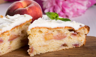 La torta alle pesche yogurt e mandorle da gustare a colazione