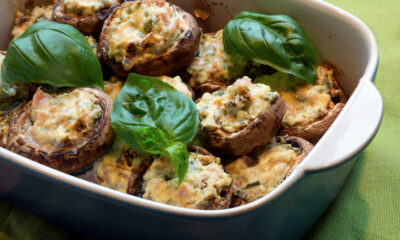 I funghi champignon ripieni di carne per un secondo sfizioso