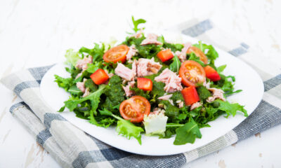 L'insalata con rucola e tonno per un contorno leggero