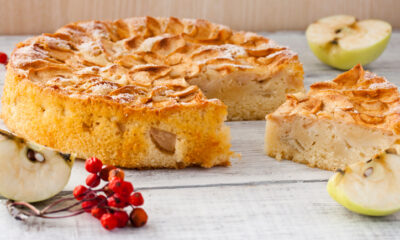 La torta di mele e ricotta senza uova per la colazione