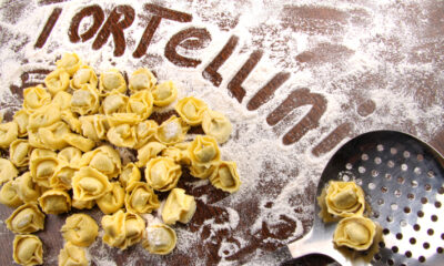 I tortellini al forno con besciamella e prosciutto per il pranzo della domenica