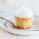 I cupcake al cioccolato bianco e cocco per uno sfizio goloso