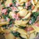 La pasta con spinaci e prosciutto cotto con la ricetta adatta ai bambini