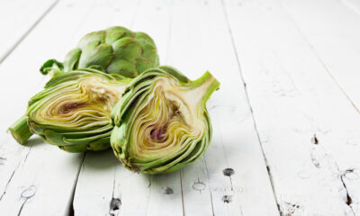 La ricetta dei carciofi in padella con olive e capperi per un contorno gustoso