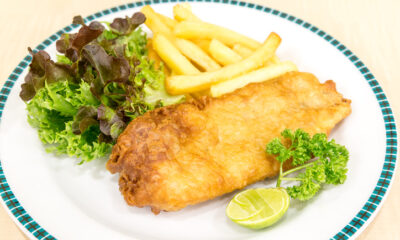 Pesce fritto con patatine e insalata