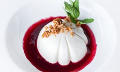 La panna cotta ai frutti di bosco per il dessert di fine pasto