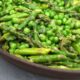 Come preparare gli asparagi e piselli in padella con la ricetta veloce