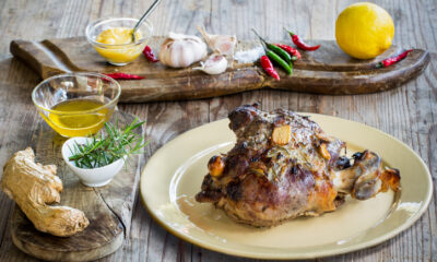 Il cosciotto di agnello ripieno di carciofi da preparare a Pasqua