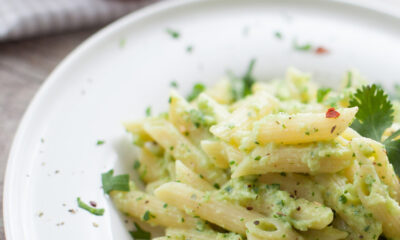 La pasta con avocado e pancetta per un primo diverso dal solito