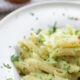 La pasta con avocado e pancetta per un primo diverso dal solito